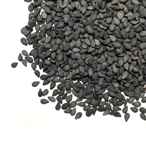 Graines de sésame noir 100% naturelles sélectionnées pour une approvisionnement en vrac de qualité supérieure, utilisant un processus de nettoyage et de séchage, et un emballage d'exportation sécurisé - Product Image 3