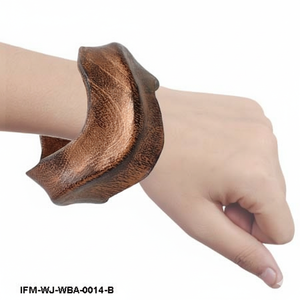 Bracelet manchette sculpté artisanal en bois, finition bronze antique, motif vague organique, bijou bohème sculpté à la main pour femme - Product Image 6