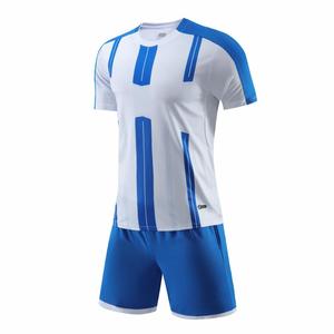 Maillot de football personnalisé pour homme, blanc et bleu rayé, manches courtes, en polyester anti-humidité, coupe athlétique, toutes saisons, tenue d'équipe - Product Image 1