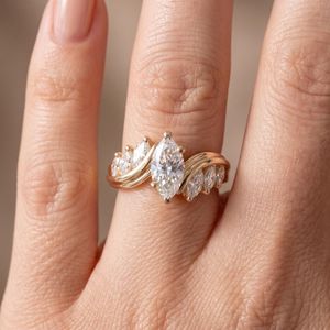 Anillo de banda cruzada con diamante de corte marquesa de 1.01 quilates para mujer, de oro amarillo de 14k, cultivado en laboratorio, ideal para compromiso, fiestas y ocasiones especiales. - Product Image 4