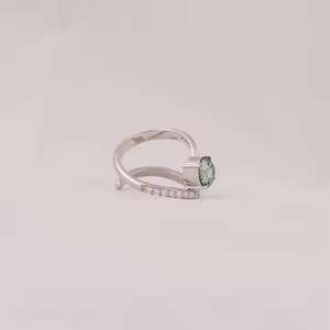 Anillo de compromiso de plata de ley 925 con circonita verde de corte brillante de 1.50 CT, diseño moderno con pavé y banda de boda cruzada, regalo. - Product Image 4