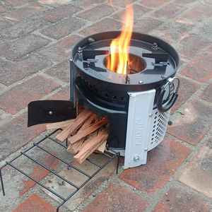 Poêle à bois moderne autoportant en acier inoxydable, écologique, portable, pour le camping, avec rangement pour bûches - Product Image 1