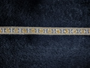 Bordure de dentelle perlée Premium Floret, ruban à sequins plats ronds Moti pour la décoration de robes de mariée de luxe. - Product Image 1