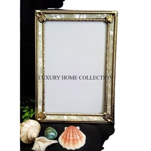 Cadres photo durables en métal et en bois aux finitions élégantes, parfaits pour un intérieur minimaliste ou un look vintage classique - Product Image 1