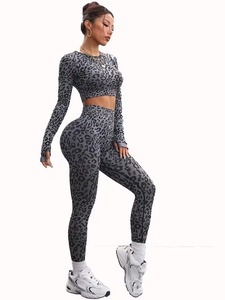 Conjunto de yoga de 2 piezas para mujer con estampado de leopardo: top corto de manga larga con espalda recortada y leggings de cintura alta con efecto fruncido para gimnasio - Product Image 4