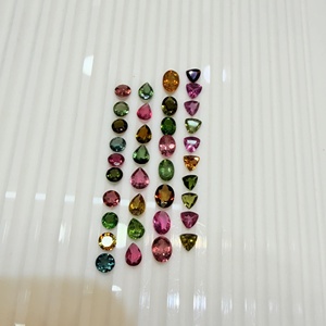 Pierres précieuses en vrac de tourmaline naturelle certifiée IGI, formes mélangées, multicolores (rose, vert, jaune), coupes ovales, poire et triangle - Product Image 4