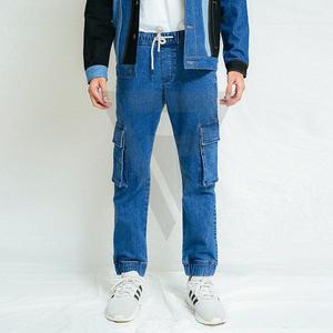 Jean cargo bleu coupe droite pour homme, style urbain, finition colorée effet usé, taille haute, coupe ample, grandes poches, logo personnalisé - Product Image 2