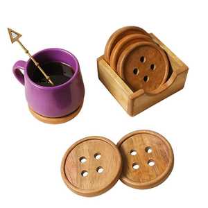 Juego de Posavasos Clásicos de Madera de Acacia Natural Hechos a Mano - Juego de 4 Posavasos Marrones con Diseño de Botón - Ecológicos y Duraderos - Product Image 4