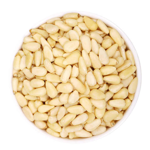 Ingrediente alimentario premium para refrigerios, cocina, repostería y ensaladas: Piñones de alta calidad, frutos secos naturales, frescos, comestibles y nutritivos. - Product Image 1