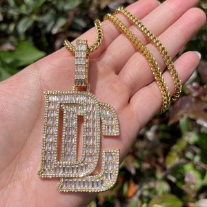 Colgante de Letra Inicial de la Suerte, Chapado en Oro Rosa de 18K, con Moissanita de Corte Baguette, Lujoso Amuleto Hip Hop Bling para Raperos - Product Image 2