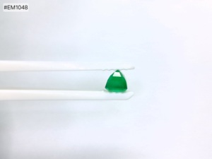 มรกตธรรมชาติจากแซมเบีย รูปทรงแปดเหลี่ยมเจียระไน 4.36 กะรัต คุณภาพดี สีเขียวเข้ม ความใสสูง เหมาะสำหรับงานประดิษฐ์จี้หรูหรา - Product Image 6
