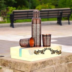 Ensemble cadeau de bouteille d'eau en cuivre gravée vintage, motif héritage, bouteille à boire ayurvédique anti-fuite avec verres en cuivre - Product Image 1