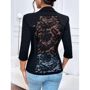 Blazer de mujer con encaje floral en contraste y un solo botón, versión femenina del clásico blazer negro. - Product Image 2