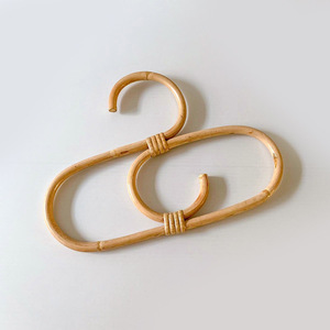 Perchas de ratán de tamaño pequeño, ecológicas, de madera, para ropa de niños, esenciales para el armario. - Product Image 1