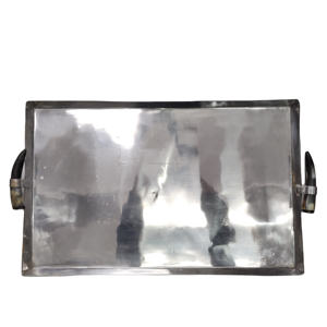 Bandeja de Servir Rectangular Industrial Moderna de Acero Inoxidable con Asas de Cuerno Natural, Plato de Metal Artesanal para Bar de Lujo - Product Image 1