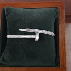 Bracelet jonc ouvert Revalia en argent sterling 925, motif croix de diamants, finition rhodiée, micro-pavé, design moderne, pour femme, idéal pour les soirées - Product Image 4