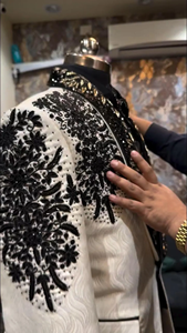 ชุดทักซิโด้ดีไซน์เนอร์สีขาวสำหรับผู้ชาย พร้อมปกเสื้อปักลายสีดำและสีทอง – เสื้อเบลเซอร์งานแต่งงานสุดหรูพร้อมเสื้อกั๊กและโบว์ไท - Product Image 3