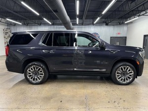 El G/C Yukon Denali Ultimate 4WD 2024 cuenta con un potente motor V8 de 6.2L (420hp/460tq) y una transmisión automática de 10 velocidades. - Product Image 2