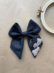 Lazos para el cabello con bordado de cuentas de árbol de Navidad y detalles de diamantes de imitación, lazos de algodón hechos a mano en India para mujeres y niñas. - Product Image 4