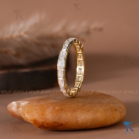 Bague de mariage et d'anniversaire minimaliste empilable en or jaune massif avec diamant de laboratoire taille émeraude, sertie sur toute la longueur, pour femme KRUP