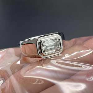 Anillo de Compromiso Elegante para Mujer con Moissanita de Corte Radiante y Engaste Invisible de 2.01 CTW, Certificado en Plata 925 Clásica - Product Image 4