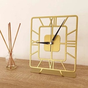 Horloge de bureau carrée moderne en bois, mouvement mécanique, sonnerie horaire, affichage à aiguilles, finition dorée, design géométrique minimaliste - Product Image 3