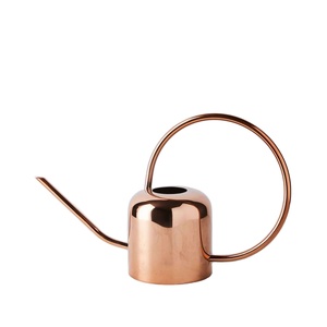 Arrosoir en fer au design exceptionnel, finition or rose, pour jardin extérieur, ferme, plantes, avec support, pour un remplissage facile. - Product Image 1