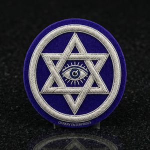 Parche Bordado Redondo de Terciopelo Blanco con Insignia de Cruz Masónica de los Caballeros Templarios, Hecho a Mano con Hilo de Plata - Product Image 3