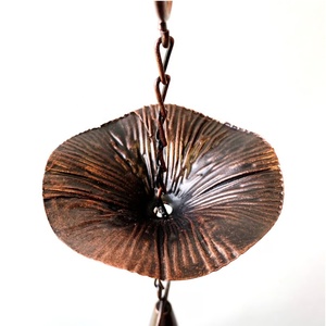 Cadena de Lluvia de Cobre Premium con Diseño Floral para un Flujo de Agua Eficiente y Decoración de Jardín - Product Image 1