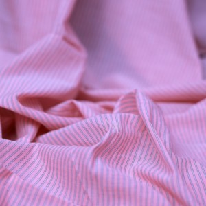 Tissu en coton Khadi 100% biologique, tissé à la main, rayures fines roses, léger, respirant, 60 GSM, séchage rapide, respectueux de l'environnement - Product Image 1