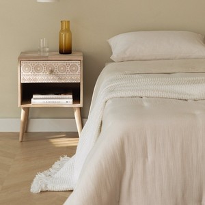 Mesita de noche Vandana Amber Balance de madera de mango con almacenamiento - Product Image 1