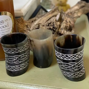 Verres à bière ronds faits à la main, écologiques et modernes, avec gravure personnalisée pour la décoration de la maison - Product Image 1