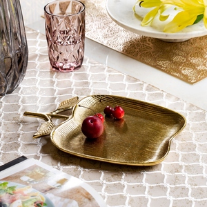 Magnifique plateau de service en métal doré en forme de pomme, avec surface linéaire texturée et pied élégant orné de détails de feuilles. - Product Image 6