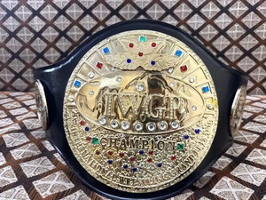 เข็มขัดแชมป์ IWGP ชุบทอง ประดับด้วยเพชรเทียมและอัญมณีหลากสี น้ำหนักเบา 1 ชิ้น เข็มขัดแชมป์ MMA สำหรับทุกเพศ - Product Image 1