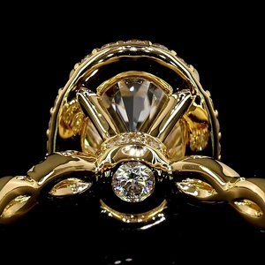 Anillo de compromiso de moissanita con corte ovalado de 3 quilates certificado IGI al por mayor, con halo de diamantes y banda retorcida, de oro macizo, fabricante de joyería. - Product Image 3