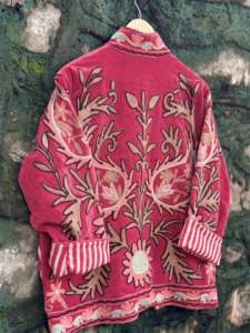 เสื้อแจ็คเก็ตกำมะหยี่สีแดงหรูหราปักลายซูซานีสำหรับผู้หญิง งานฝีมือทำมือลายดอกไม้สไตล์โบโฮ เสื้อโค้ทฤดูหนาวสไตล์ชาติพันธุ์ ขายส่งส่งออก - Product Image 6
