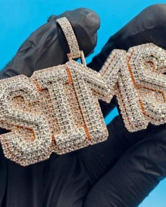 จี้ฮิปฮอปแบบสองสีสั่งทำพิเศษประดับเพชรโมอิสซาไนต์ VVS เงินแท้ 925 พร้อมจี้ตัวอักษรชื่อสำหรับเป็นของขวัญวันเกิด - Product Image 1