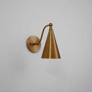 Applique murale en laiton avec abat-jour conique, design minimaliste, éclairage intérieur, décoration de chambre, forme géométrique, luminaire d'appoint moderne pour la maison - Product Image 1