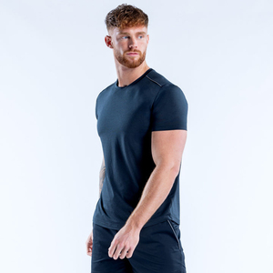 เสื้อยืดออกกำลังกายคอกลมสีเทาสำหรับผู้ชาย คุณภาพสูง OEM เนื้อผ้าเบาสบาย แต่งแถบสะท้อนแสง เสื้อวิ่งสำหรับผู้ชาย - Product Image 6