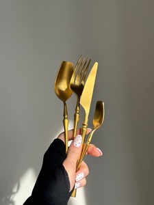 Ensemble de couverts de luxe en acier inoxydable avec poignée anneau doré mat, comprenant des cuillères à tête carrée et des lames de couteau angulaires - Product Image 1