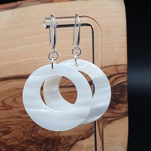 Boucles d'oreilles en coquille polie, bijoux artisanaux naturels, objets de collection, pour les soirées, par Curio Craft - Product Image 1