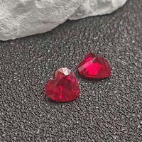 Rubis naturel chauffé rouge sang foncé, taille cœur, qualité excellente et rare, certifié par un tiers, effet de jeu de couleurs/feu, pierre brute