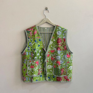 Gilet matelassé patchwork fait main pour femme, motif floral - Product Image 1