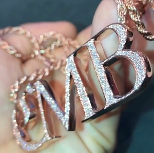 สร้อยคอจี้สไตล์ฮิปฮอปทันสมัยสำหรับทุกเพศ สีเงิน/ทอง ประดับเพชรโมอิสซาไนต์ ตัวอักษรแบบต่อชิ้น  ปรับแต่งได้ตามต้องการ - Product Image 1