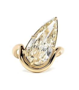 Anillo de Compromiso con Moissanita Amarilla Corte Pera, Anillo Solitario de Oro con Diseño de Ola Único, Anillo Moderno con Bisel para Ella - Product Image 2