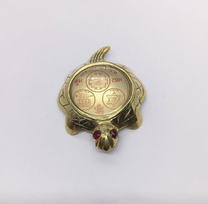 Elegante estatuilla de búho de latón antiguo sobre una base con un patrón intrincado. La decoración Vastu perfecta aporta sabiduría. Disponible a precio de mayorista - Product Image 2