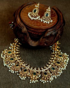 Lucentarts Joyería Antigua Chapada en Oro para Mujer, Conjunto de Joyas con Piedras Kemp Estilo Guttapusalu, Gargantilla Étnica y Pendientes Jhumka a Juego - Product Image 5