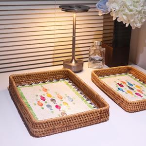 Bandeja de servir de nácar y ratán con diseño de peces coloridos, perfecta para servir invitados en ocasiones especiales y para decorar la mesa. - Product Image 3