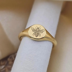 Anillo con Sello de Abeja, Anillo Grabado con Abeja en Oro de 14K, Anillos Minimalistas y Delicados, Regalos para Amantes de las Abejas, Anillo Grabable, Anillo de Abeja en Plata de Ley - Product Image 1