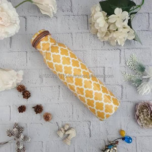 Bouteille d'eau en cuivre artisanale avec un motif floral en émail multicolore et une beauté intemporelle pour un usage domestique et une hydratation consciente - Product Image 4